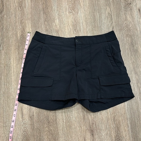 Athleta Pants - Athleta shorts with six pockets. Size 12.